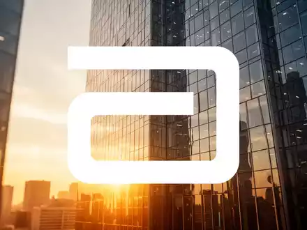 Moderne Glasfassaden spiegeln das Sonnenlicht wider und symbolisieren langfristige finanzielle Stabilität. - Foto: über boerse-global.de
