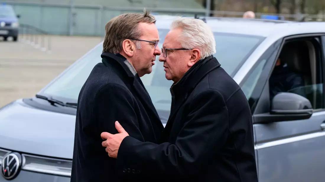 Für Rheinmetall-Chef Papperger ist ein kurzer Draht zur Politik selbstverständlich. (Archivbild) - Bild: Philipp Schulze/dpa