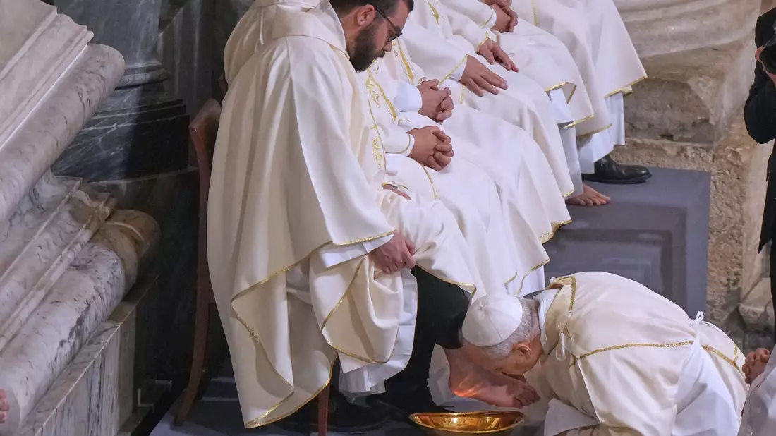Papst Leo XIV. wäscht und küsst die Füße von Priestern in Rom am Gründonnerstag in der Lateranbasilika. (Archivbild) - Bild: Andrew Medichini/AP/dpa