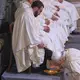 Papst Leo XIV. wäscht und küsst die Füße von Priestern in Rom am Gründonnerstag in der Lateranbasilika. (Archivbild) - Bild: Andrew Medichini/AP/dpa