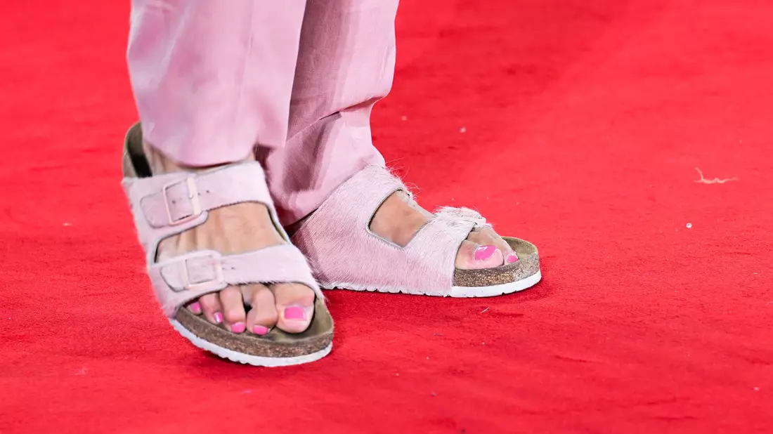 Filmstar Jason Momoa trägt auf dem roten Teppich in Venedig Sandalen ohne Socken. (Archivbild) - Bild: Manuele Mangiarotti/IPA via ZUMA Press/dpa