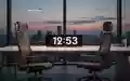 Ein minimalistischer Büroarbeitsplatz mit einer Digitaluhr in der Dämmerung, die das Thema Arbeitszeitgestaltung symbolisiert. - Foto: über boerse-global.de