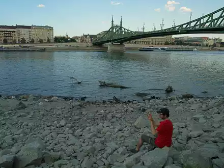 In Budapest führt die Donau wenig Wasser - Relikte aus der Vergangenheit kommen zum Vorschein. - Foto: Bela Szandelszky/AP/dpa