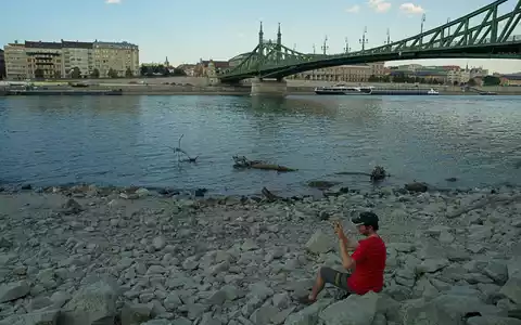 In Budapest führt die Donau wenig Wasser - Relikte aus der Vergangenheit kommen zum Vorschein. - Foto: Bela Szandelszky/AP/dpa