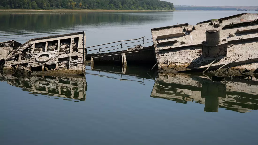 In der flachen Donau werden bei Prahovo in Serbien die Wracks von Nazi-Kriegsschiffen sichtbar. - Bild: Darko Vojinovic/AP/dpa