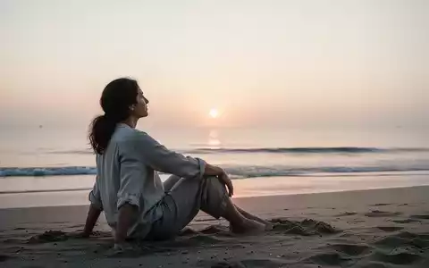Eine entspannte Person am Strand bei Sonnenuntergang ohne Smartphone, als Symbol für digitale Entgiftung und Erholung. - Foto: über boerse-global.de