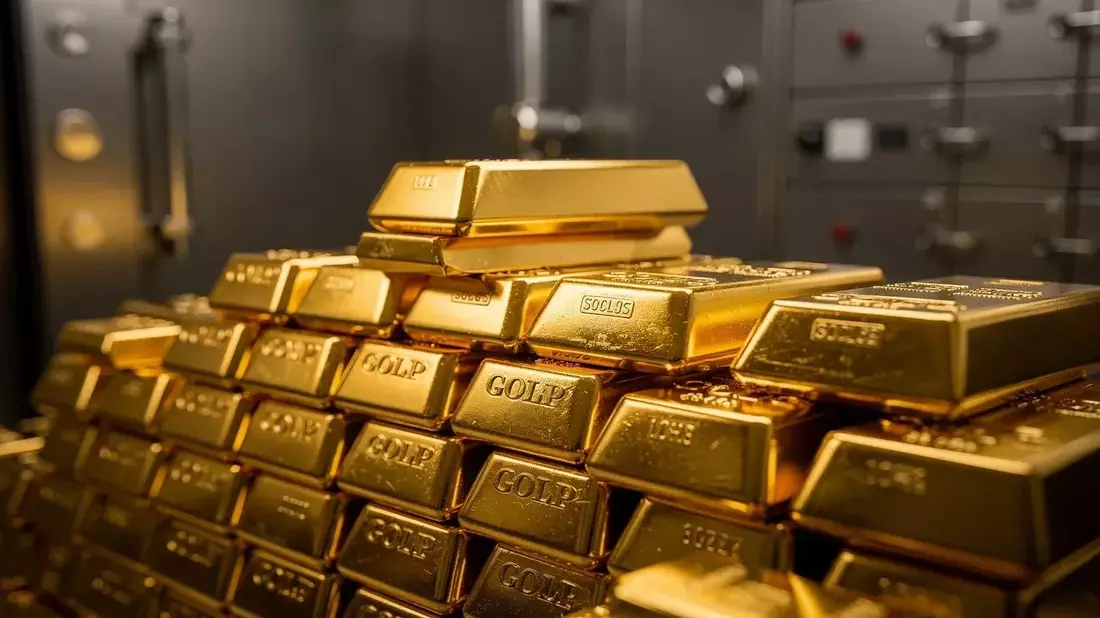 Gold Surges 7.4% on Weak US Jobs Data, Eyes $4,500 as Rate Cut Bets Rise