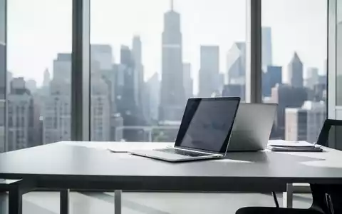 Moderner, heller Büroarbeitsplatz mit Laptop als Symbol für die Debatte um Arbeitszeitmodelle. - Foto: über boerse-global.de