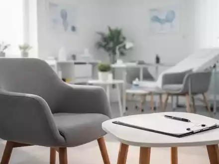 Ein minimalistisches, helles Behandlungszimmer in einer psychiatrischen Praxis mit Fokus auf einen Therapiesessel. - Foto: über boerse-global.de