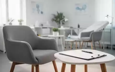 Ein minimalistisches, helles Behandlungszimmer in einer psychiatrischen Praxis mit Fokus auf einen Therapiesessel. - Foto: über boerse-global.de