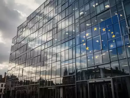 Moderne Glasfassade eines Bürogebäudes in Brüssel als Symbol für die EU-Digitalpolitik und Regulierung. - Foto: über boerse-global.de