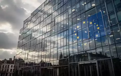 Moderne Glasfassade eines Bürogebäudes in Brüssel als Symbol für die EU-Digitalpolitik und Regulierung. - Foto: über boerse-global.de