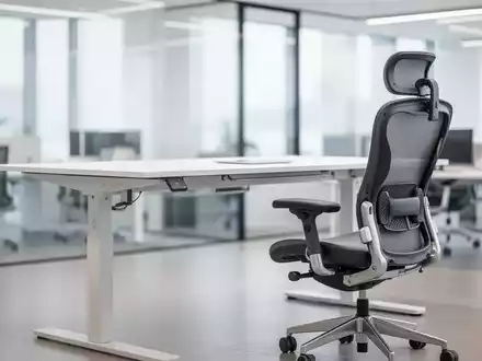 Moderner, ergonomischer Büroarbeitsplatz mit höhenverstellbarem Schreibtisch und Bürostuhl in einem hellen Büro. - Foto: über boerse-global.de