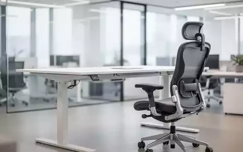 Moderner, ergonomischer Büroarbeitsplatz mit höhenverstellbarem Schreibtisch und Bürostuhl in einem hellen Büro. - Foto: über boerse-global.de