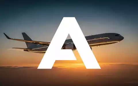 Silhouette eines modernen Verkehrsflugzeugs bei goldenem Sonnenlicht am Himmel als Symbol für die Luftfahrtindustrie. - Foto: über boerse-global.de