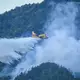 Die Feuerwehr ist mit Löschflugzeugen im Einsatz. - Bild: Jason Tschepljakow/dpa
