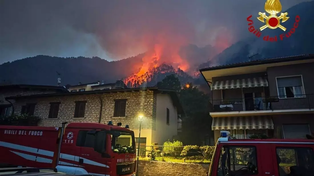 Zu dem Feuer kam es in der Gemeinde Tignale am Westufer des Gardasees. - Bild: --/Vigili del Fuoco/dpa