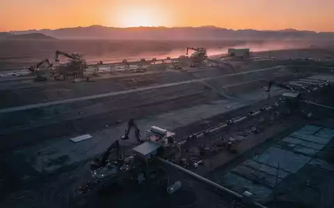 Moderne Lithium-Minenanlage bei Sonnenuntergang als Symbol für die Finanzierung von Li-FT Power. - Foto: über boerse-global.de