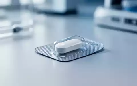 Eine einzelne medizinische Tablette in einer Blisterpackung auf einem sauberen, sterilen Labortisch. - Foto: über boerse-global.de