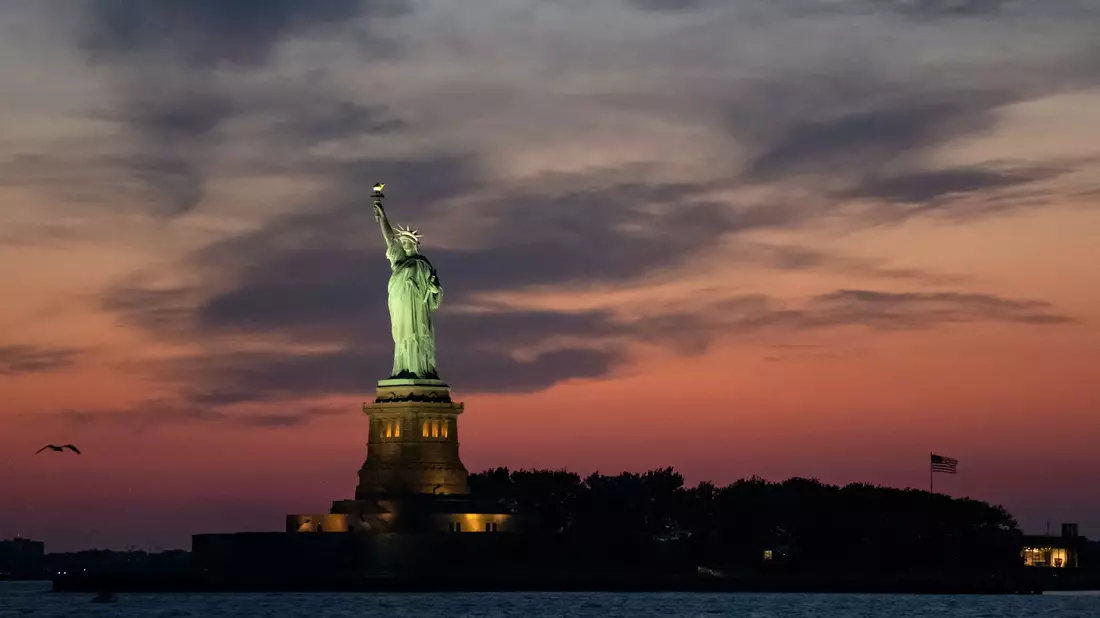 Unglück im New Yorker Hafen: Frau und Kind sterben, nachdem ihr Boot kentert. (Archivbild) - Bild: Kostas Lymperopoulos/CSM via ZUMA Wire/dpa
