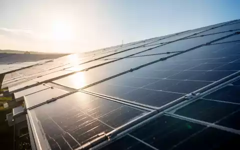 Moderne Solaranlage mit Photovoltaik-Modulen bei Sonnenaufgang als Symbol für nachhaltige Energiegewinnung. - Foto: über boerse-global.de