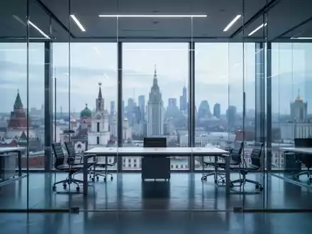 Ein modernes, leeres Großraumbüro in einem Hochhaus mit Blick auf eine Stadtkulisse. - Foto: über boerse-global.de