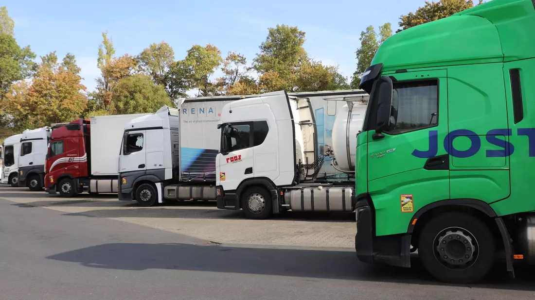 Die Ausnahmeregelung ist eine Konsequenz aus dem Spitzentreffen zwischen Bundesverkehrsminister Steffen Bilger (CDU), Verbänden und Unternehmen. - Bild: Sascha Thelen/dpa