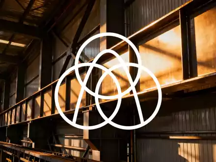 Abstrakte Darstellung einer modernen Industrieanlage mit glänzenden Stahlstrukturen in atmosphärischem Licht. - Foto: über boerse-global.de