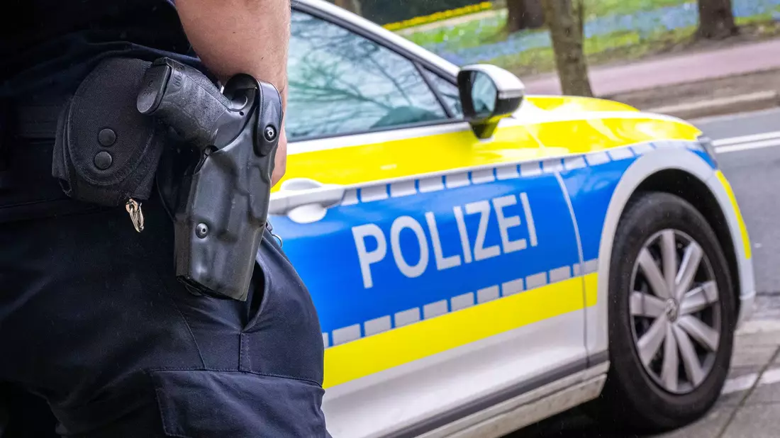 Nach einem Streit in Bremen stirbt ein Mann noch am Tatort. (Symbolbild) - Bild: Sina Schuldt/dpa