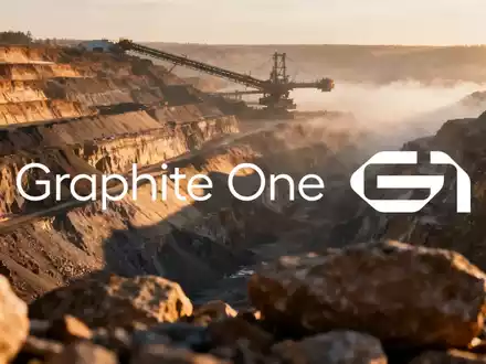 Weite, raue Industrielandschaft eines Tagebaus in der Morgendämmerung mit geologischen Schichten und atmosphärischem Licht. - Foto: über boerse-global.de