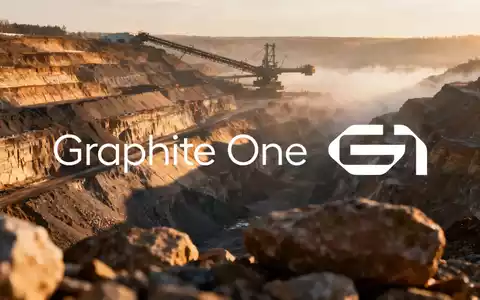 Weite, raue Industrielandschaft eines Tagebaus in der Morgendämmerung mit geologischen Schichten und atmosphärischem Licht. - Foto: über boerse-global.de