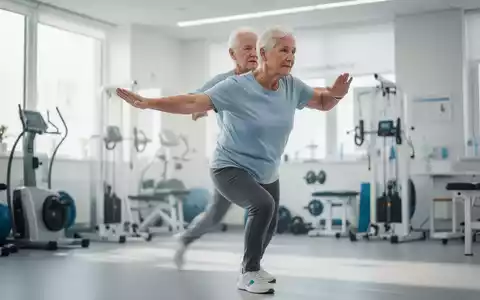 Eine ältere Person bei physiotherapeutischen Übungen in einer modernen Praxis zur Förderung der Gelenkbeweglichkeit. - Foto: über boerse-global.de