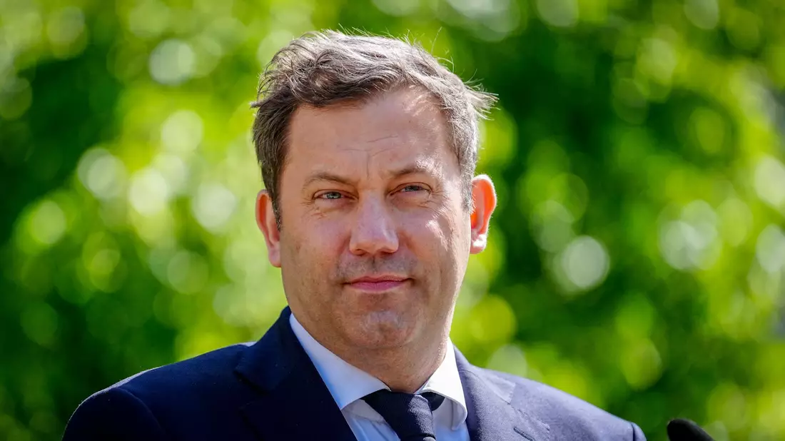 Finanzminister Lars Klingbeil (SPD) will die Freibeträge für steuerpflichtige Vereine deutlich senken. (Archivbild) - Bild: Kay Nietfeld/dpa
