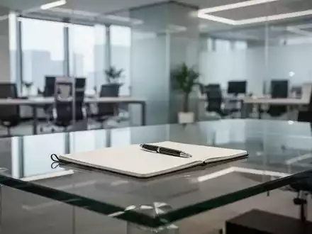 Ein moderner, minimalistischer Büroraum mit einem Schreibtisch, der eine professionelle Führungskultur symbolisiert. - Foto: über boerse-global.de