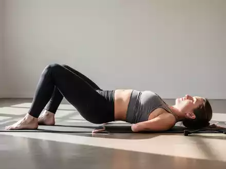 Person bei einer Pilates-Übung auf einer Matte in einem hellen Studio zur Stärkung der Rumpfmuskulatur. - Foto: über boerse-global.de