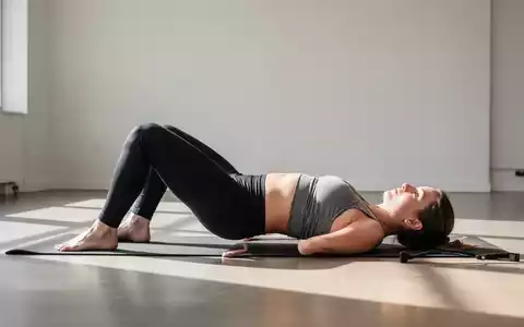 Person bei einer Pilates-Übung auf einer Matte in einem hellen Studio zur Stärkung der Rumpfmuskulatur. - Foto: über boerse-global.de