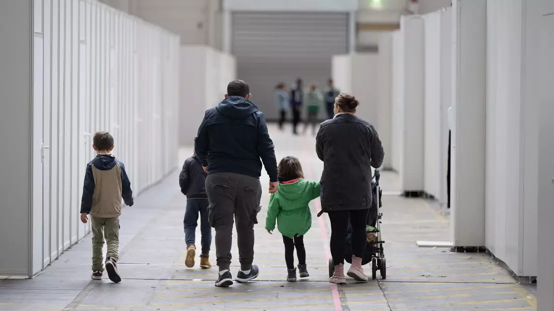 Kommt die Familie nach Deutschland nach? Für subsidiär Schutzbedürftige ist das die sehr große Ausnahme. (Archivbild) - Bild: Boris Roessler/dpa