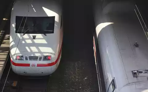 Zwei ICE-Züge im Bahnhof am 04.08.2026 - Foto: via dts Nachrichtenagentur