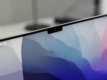 Nahaufnahme eines modernen MacBook-Bildschirms, der sich auf den Bereich um die Notch konzentriert. - Foto: über boerse-global.de