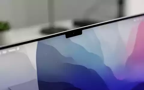 Nahaufnahme eines modernen MacBook-Bildschirms, der sich auf den Bereich um die Notch konzentriert. - Foto: über boerse-global.de