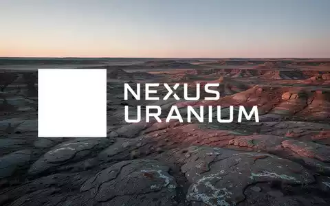 Weite, karge Wüstenlandschaft bei Dämmerung in South Dakota, symbolisch für den Rohstoffsektor. - Foto: über boerse-global.de