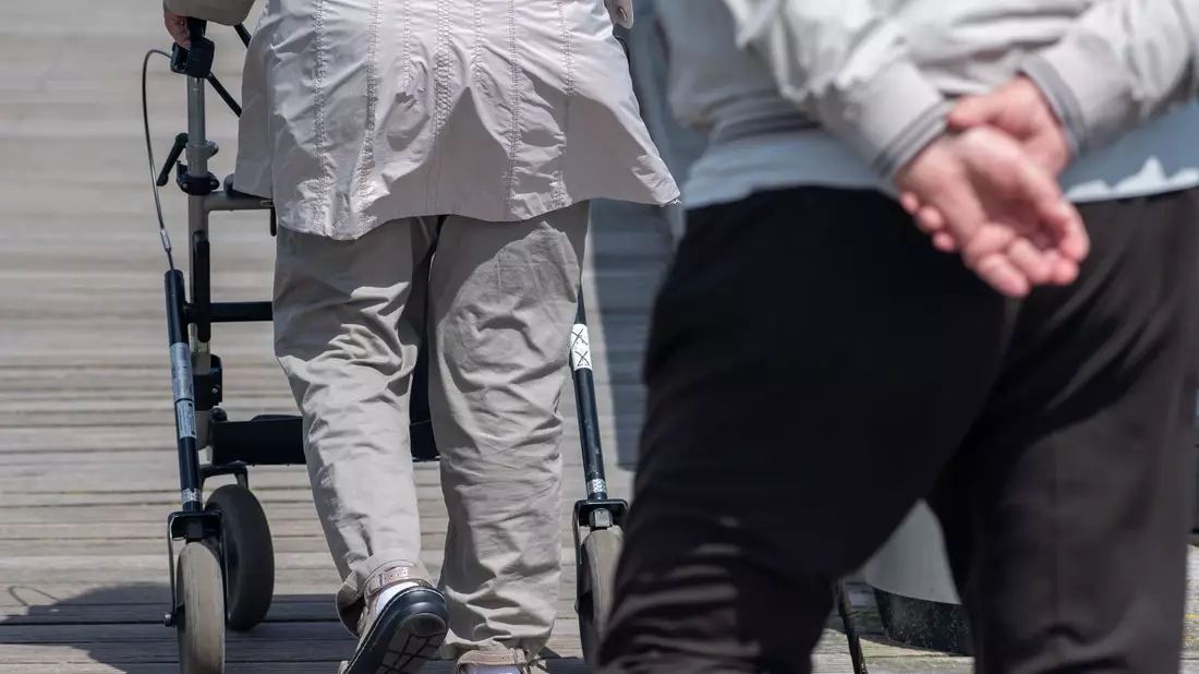 Die Abschaffung der «Rente mit 63» - die faktisch derzeit ohnehin erst mit 64,5 Jahren verfügbar ist - gehört zum umfassenden Gesamtkonzept einer Rentenkommission. (Symbolbild) - Bild: Stefan Sauer/dpa