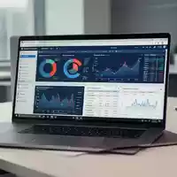 Moderner Büroarbeitsplatz mit Laptop, auf dem Finanzdaten und Buchhaltungssoftware für den Jahresabschluss zu sehen sind. - Foto: über boerse-global.de