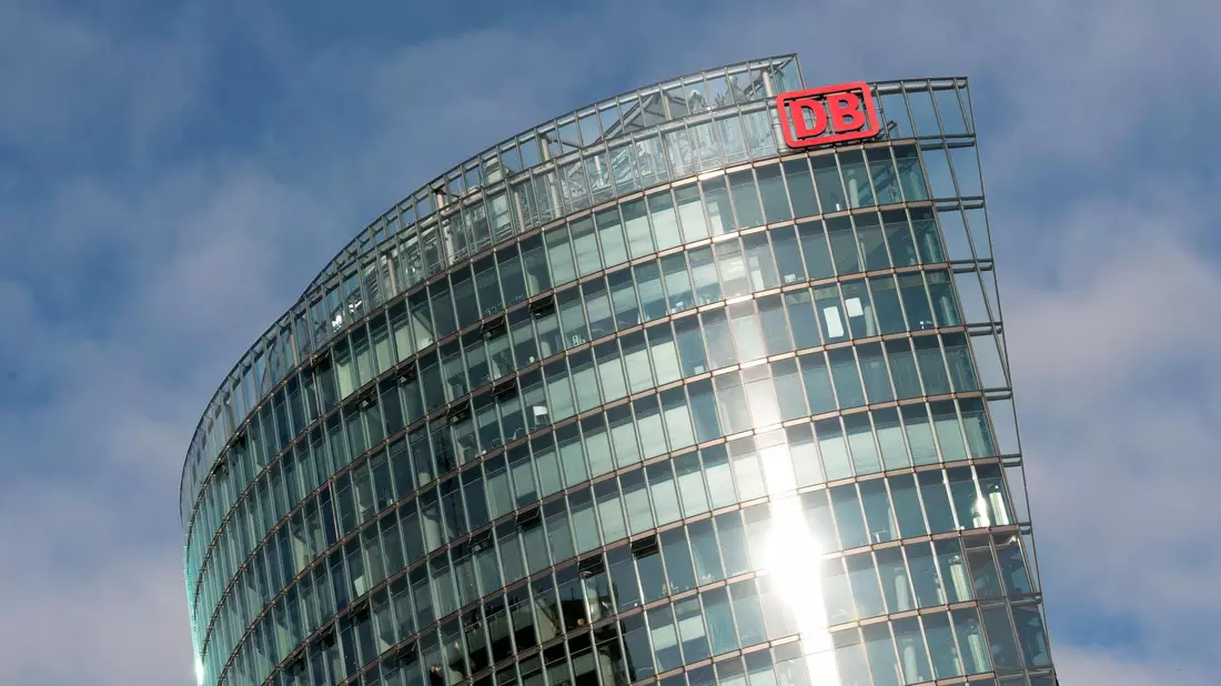 Werden Ziele, die der Bund vorgibt, nicht eingehalten, soll sich das auf die Bonuszahlungen von Bahnmanagern auswirken. - Bild: Paul Zinken/dpa