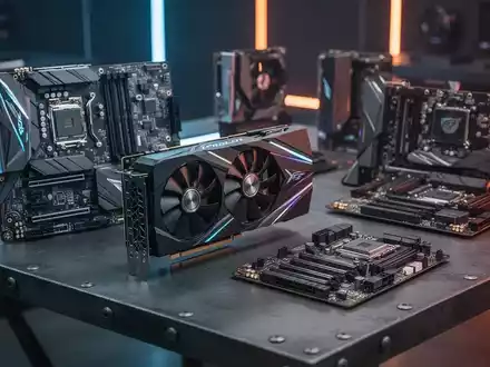 Hochwertige Grafikkarten und Mainboards auf dunklem Schreibtisch, die Hardware-Einzelhandelstrends darstellen. - Foto: über boerse-global.de