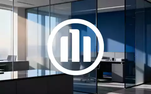 Minimalistisches Finanzbüro mit weichem Licht als abstrakte Darstellung des Versicherungssektors. - Foto: über boerse-global.de