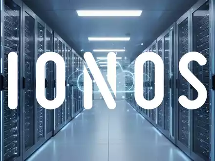 Modernes Rechenzentrum mit leuchtenden Server-Racks als Symbol für Cloud-Infrastruktur und IT-Dienstleistungen. - Foto: über boerse-global.de