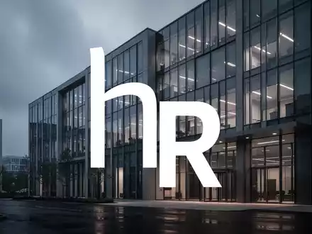 Ein modernes, minimalistisches Bürogebäude in der Dämmerung, das eine angespannte Marktstimmung im Immobiliensektor symbolisiert. - Foto: über boerse-global.de