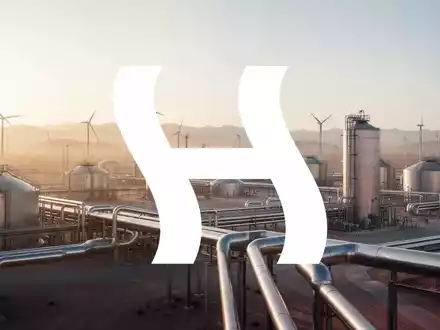 Moderne Industrieanlage zur Wasserstoffproduktion in einer Wüstenlandschaft bei Sonnenuntergang. - Foto: über boerse-global.de