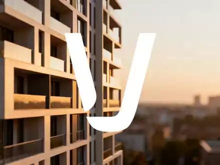 Moderne Wohnhausfassade bei Sonnenuntergang als Symbol für den Immobilienmarkt - Foto: über boerse-global.de